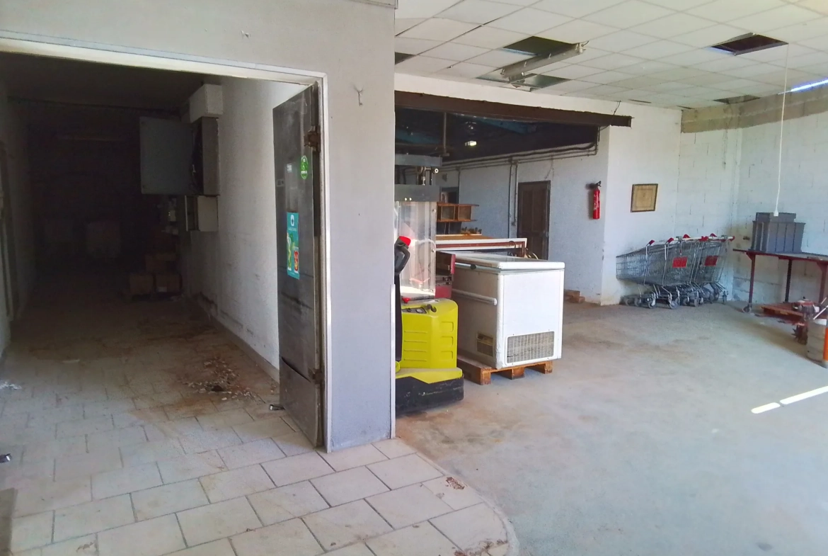 À vendre entrepôt à Joyeuse avec potentiel d'aménagement et grand parking - Opportunité rare 
