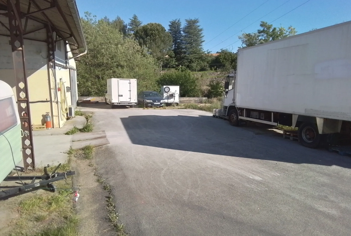 À vendre entrepôt à Joyeuse avec potentiel d'aménagement et grand parking - Opportunité rare 