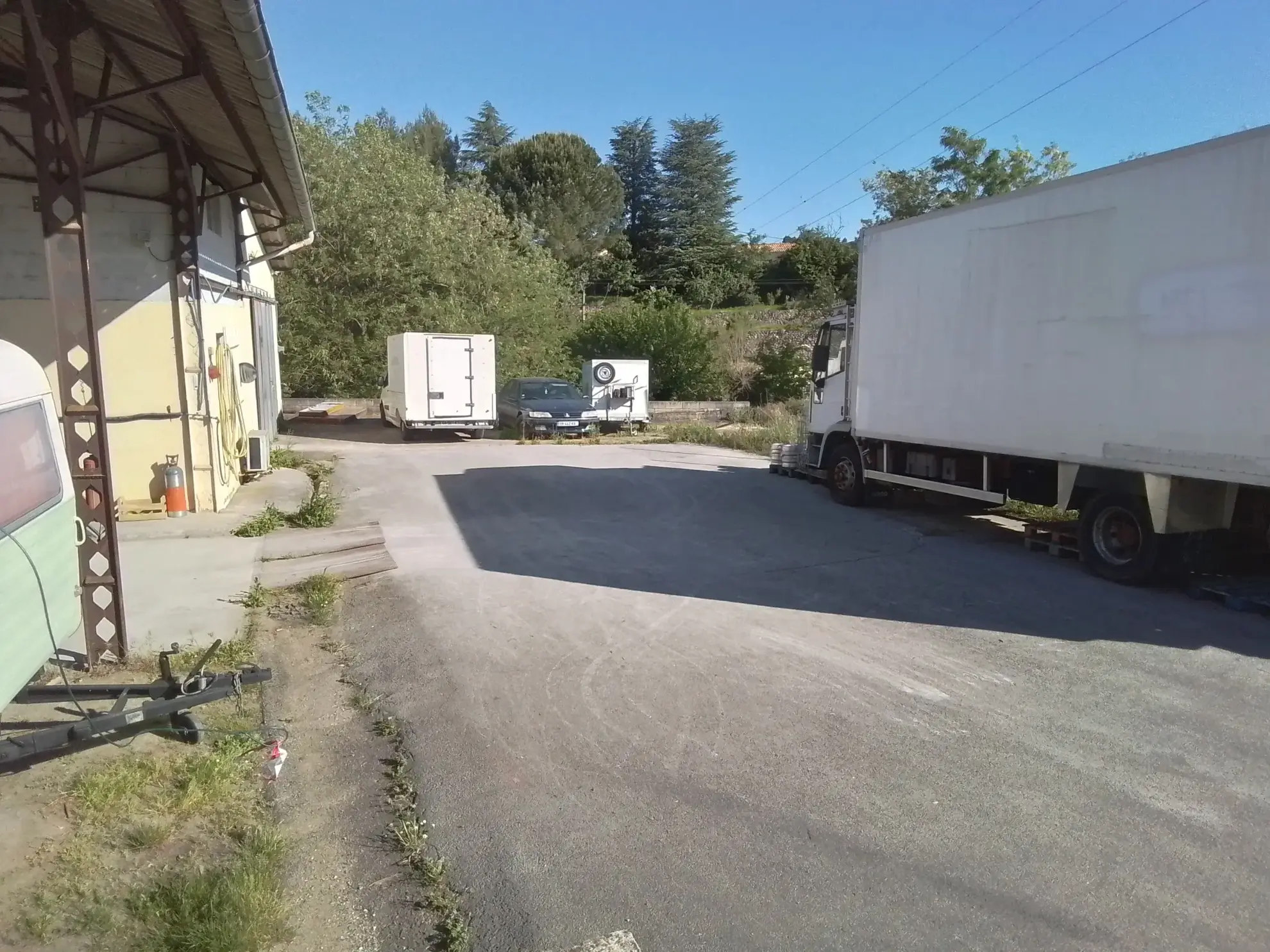 À vendre entrepôt à Joyeuse avec potentiel d'aménagement et grand parking - Opportunité rare 