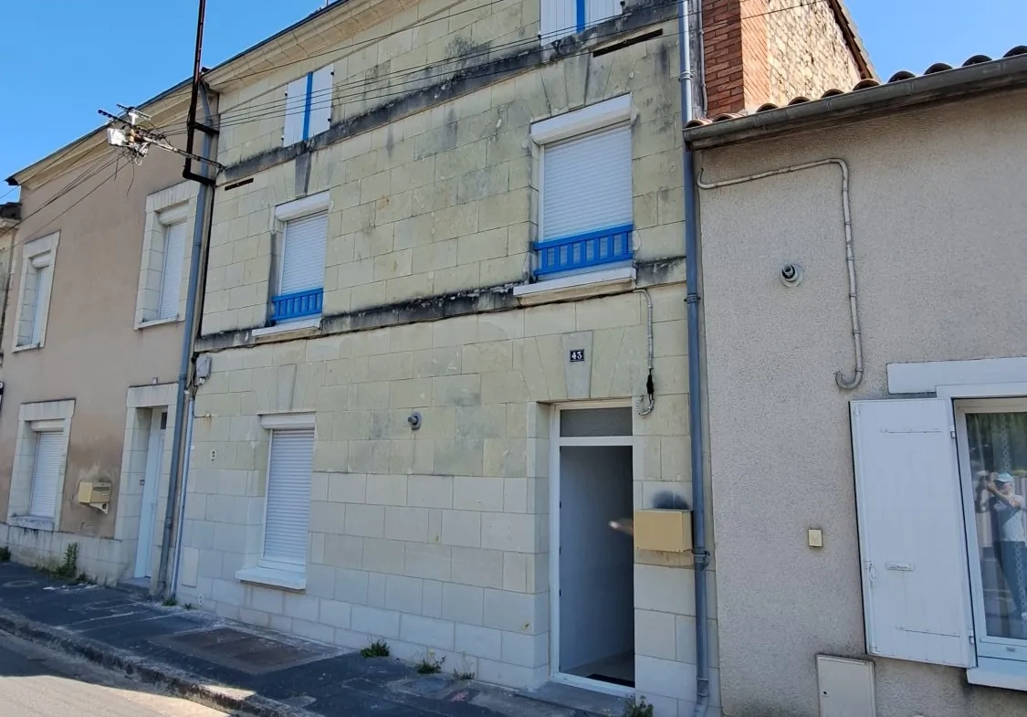 FACADE MAISON Charmante maison de ville rénovée avec véranda à Loudun 