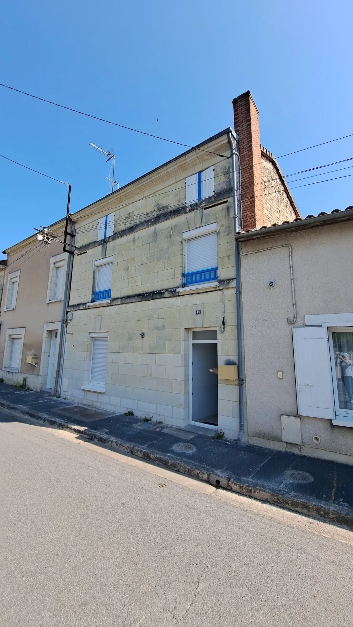 FACADE MAISON Charmante maison de ville rénovée avec véranda à Loudun 