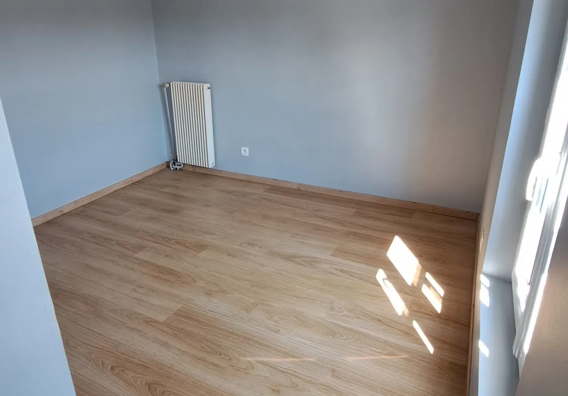 BUREAU  Charmante maison de ville rénovée avec véranda à Loudun 