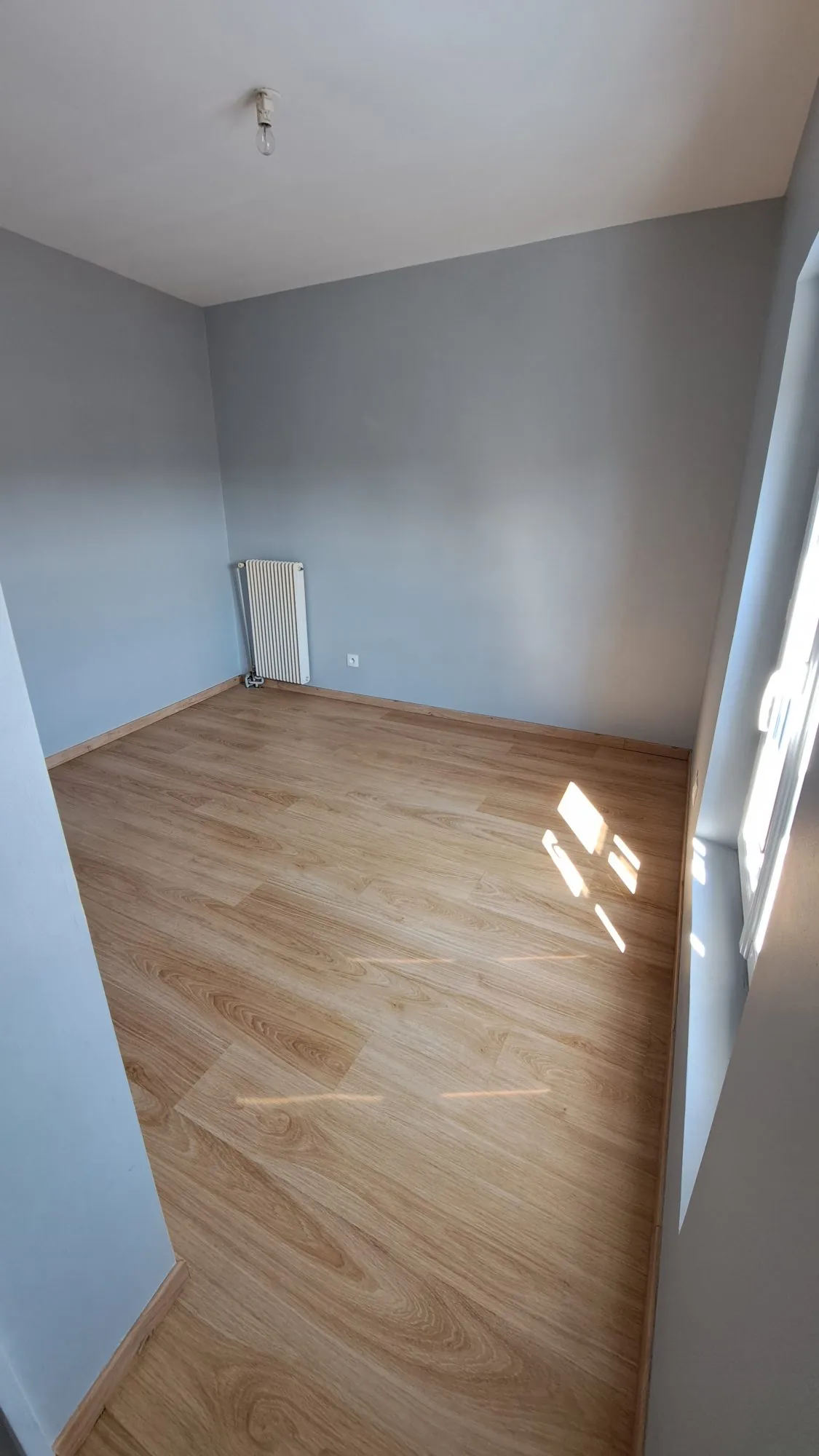 BUREAU  Charmante maison de ville rénovée avec véranda à Loudun 