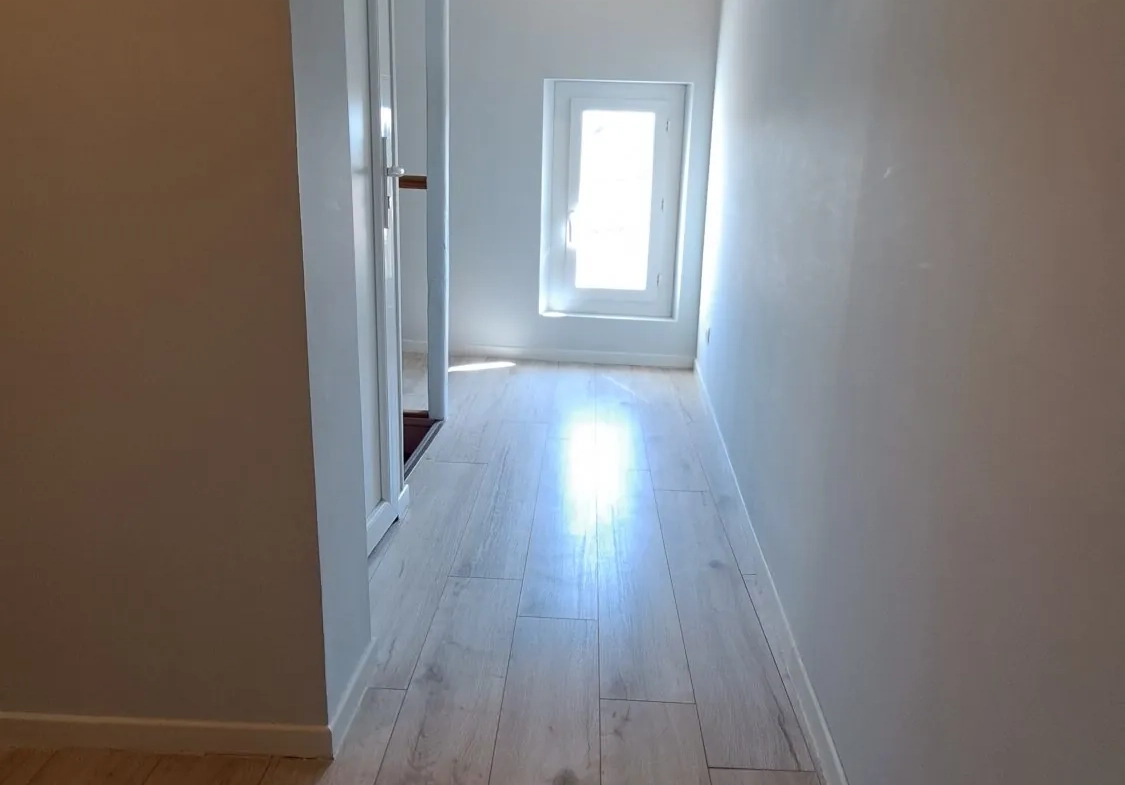 DEGAGEMENT ETAGE  Charmante maison de ville rénovée avec véranda à Loudun 