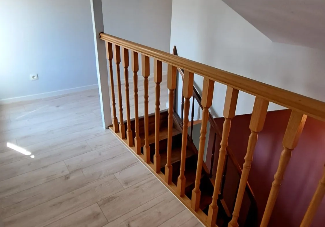 ESCALIER ETAGE Charmante maison de ville rénovée avec véranda à Loudun 