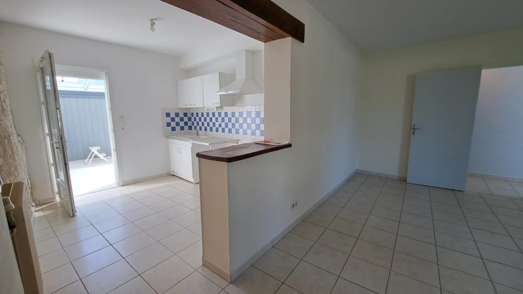 CUISINE OUVERTE SUR SEJOUR ET VERANDA Charmante maison de ville rénovée avec véranda à Loudun