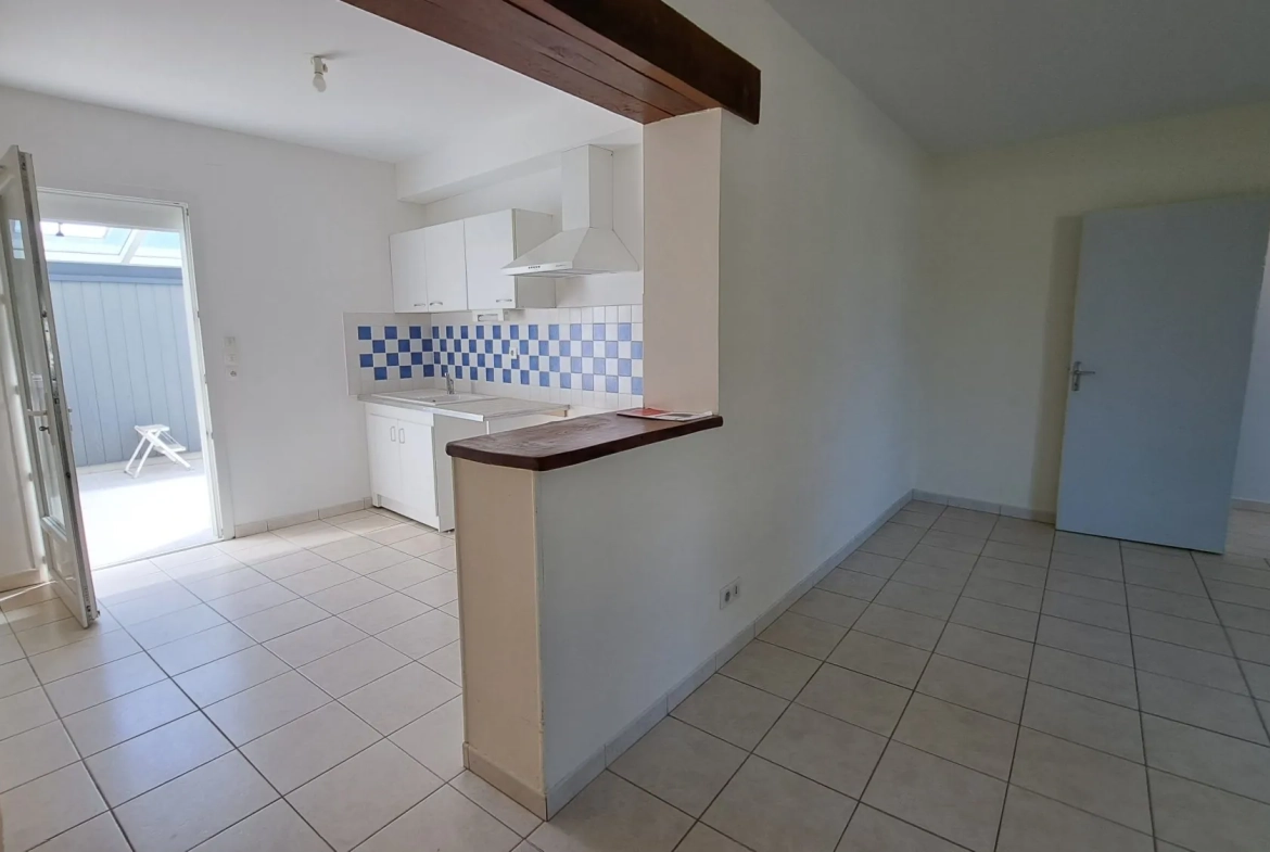 CUISINE OUVERTE SUR SEJOUR ET VERANDA Charmante maison de ville rénovée avec véranda à Loudun 