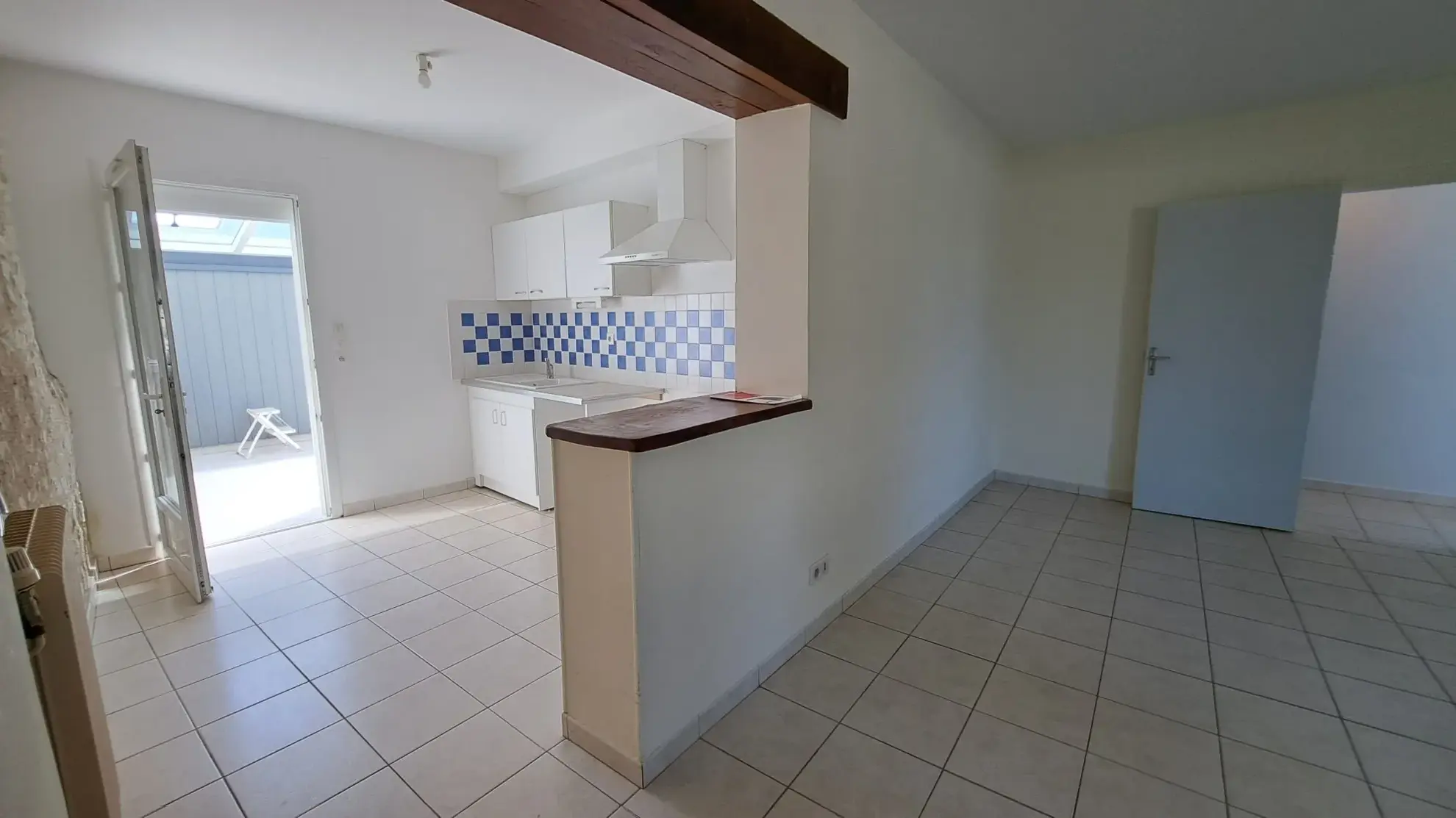 CUISINE OUVERTE SUR SEJOUR ET VERANDA Charmante maison de ville rénovée avec véranda à Loudun 