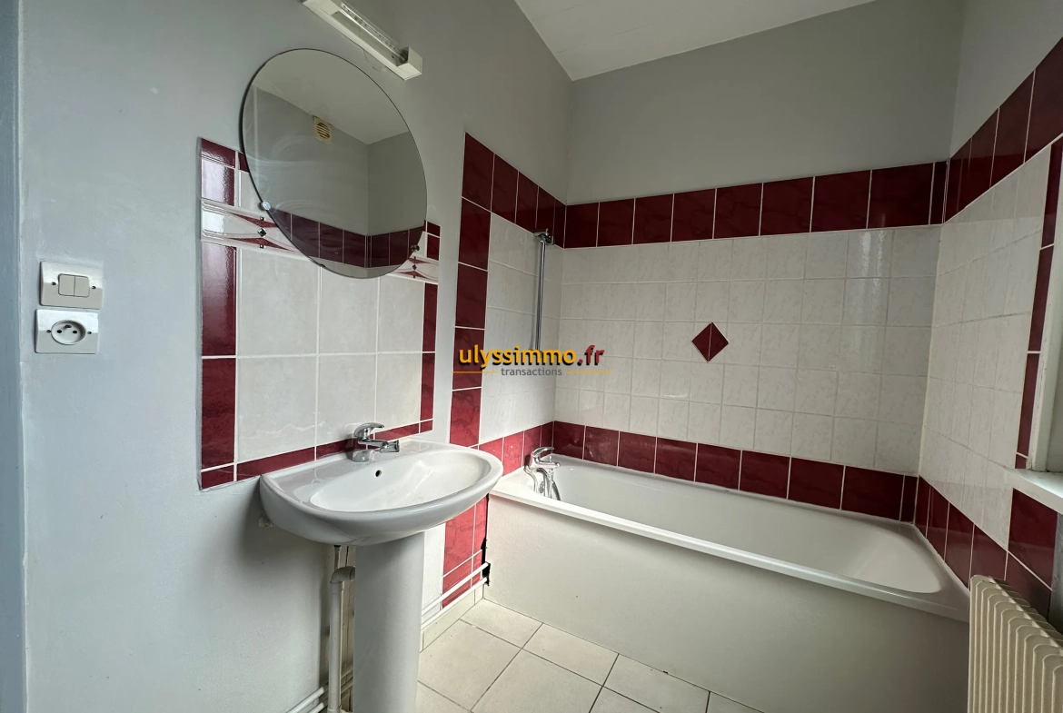 Salle de bain Maison à vendre à Roye avec 4 chambres et grand potentiel 