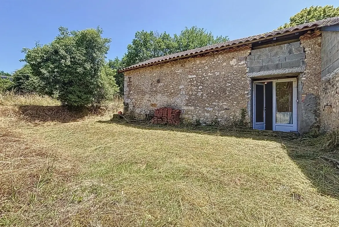 Maison en pierre à rénover à Négrondes, 1100 m² de terrain - Périgord Vert 