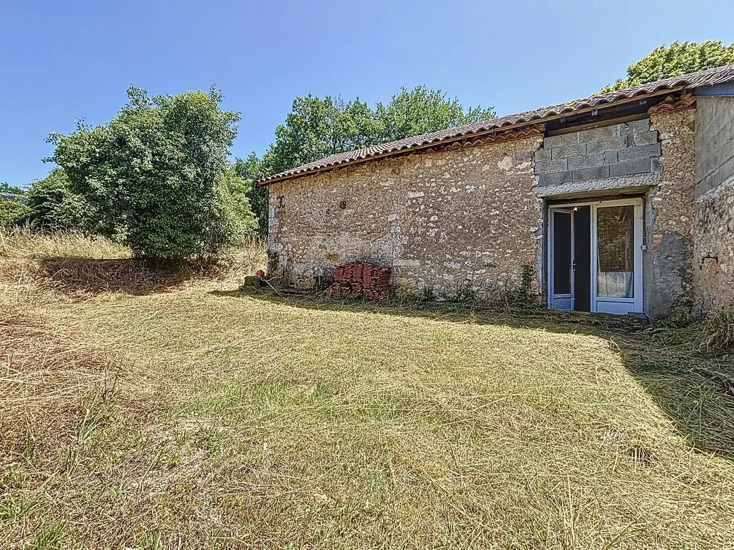 Maison en pierre à rénover à Négrondes, 1100 m² de terrain - Périgord Vert 