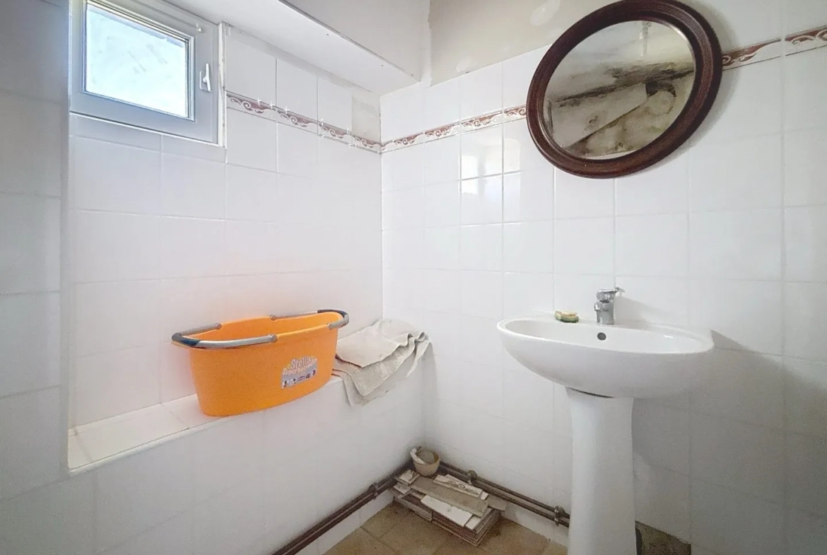 Maison en pierre à rénover à Négrondes, 1100 m² de terrain - Périgord Vert 