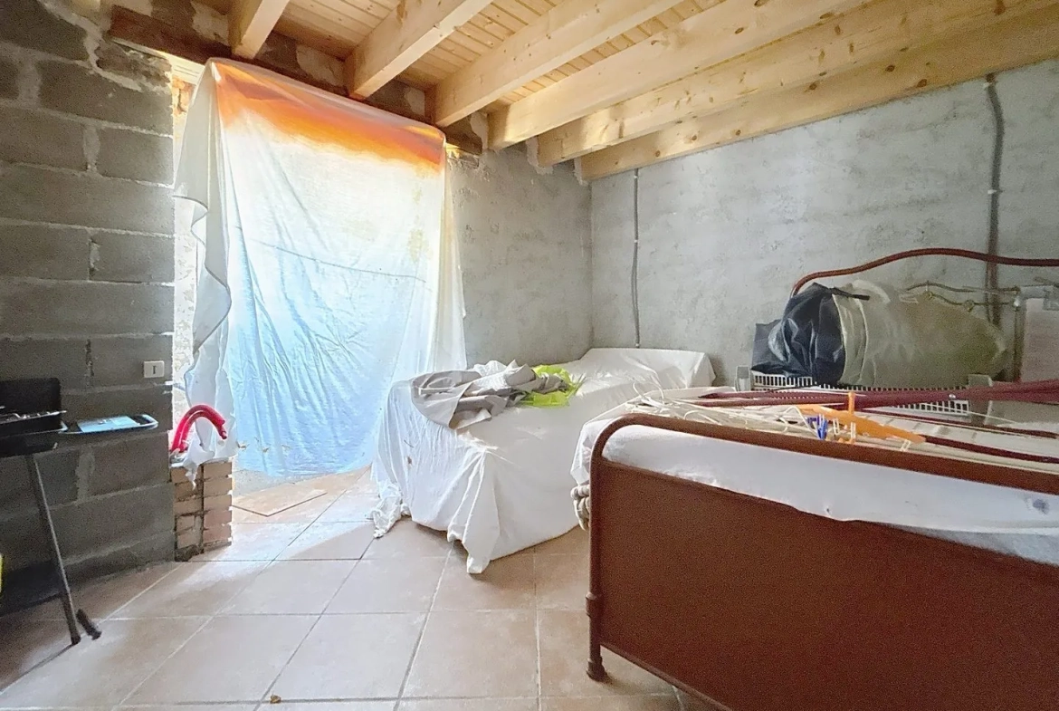 Maison en pierre à rénover à Négrondes, 1100 m² de terrain - Périgord Vert 