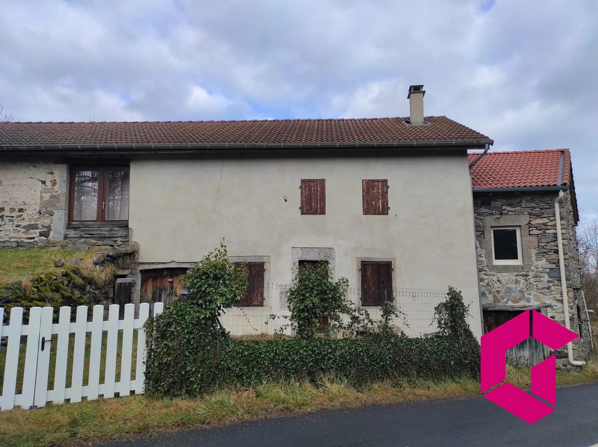 Ancienne ferme en pierres à rénover à Saint-Julien-du-Pinet - 60 m² 