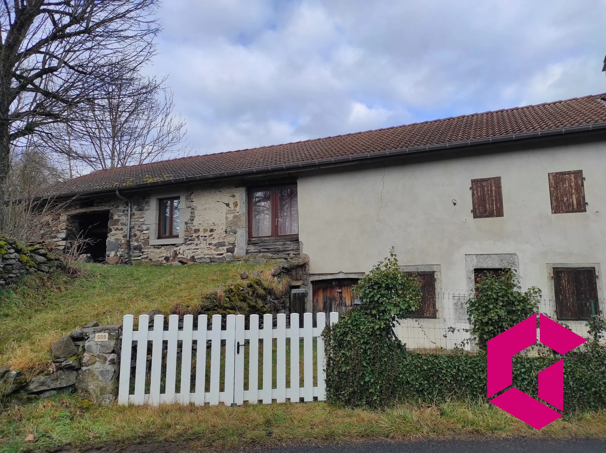 Ancienne ferme en pierres à rénover à Saint-Julien-du-Pinet - 60 m² 