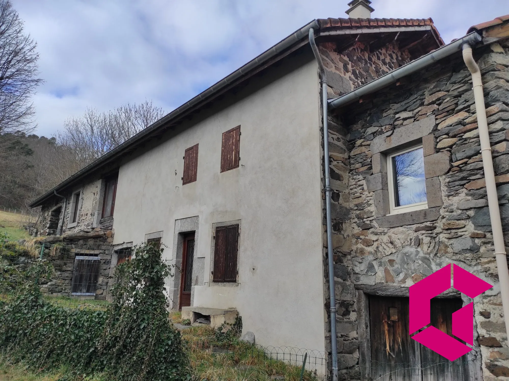Ancienne ferme en pierres à rénover à Saint-Julien-du-Pinet - 60 m² 