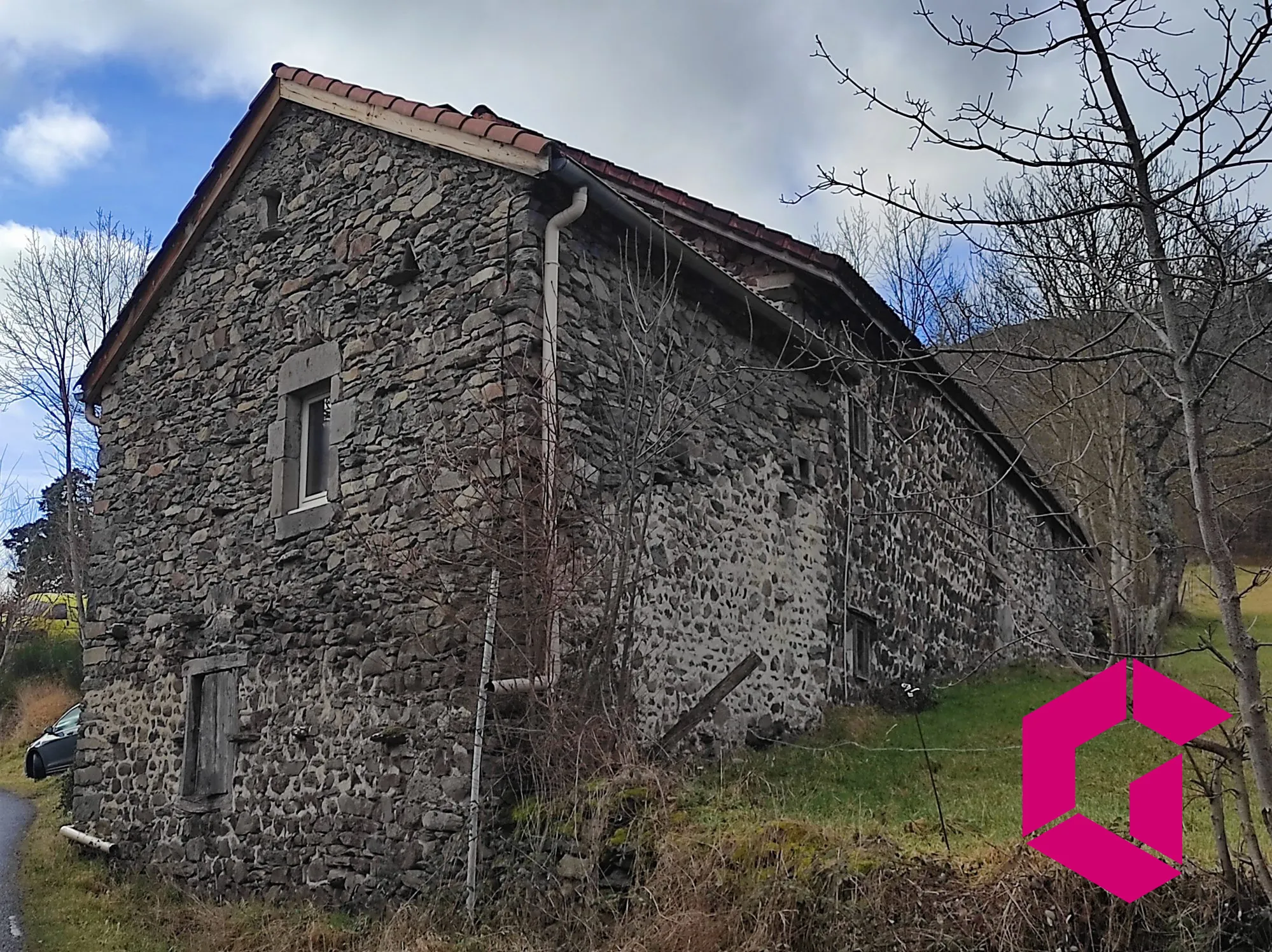 Ancienne ferme en pierres à rénover à Saint-Julien-du-Pinet - 60 m² 