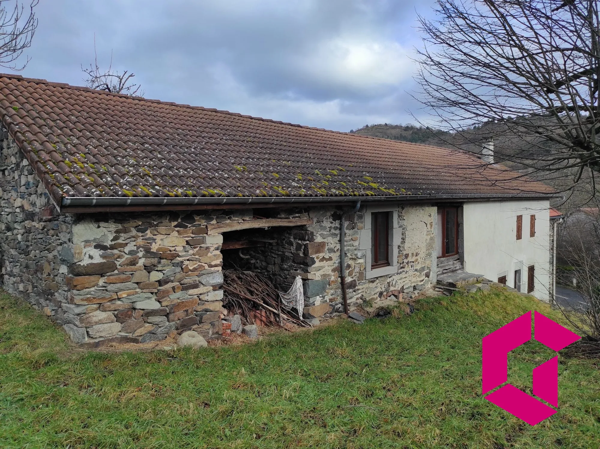 Ancienne ferme en pierres à rénover à Saint-Julien-du-Pinet - 60 m² 
