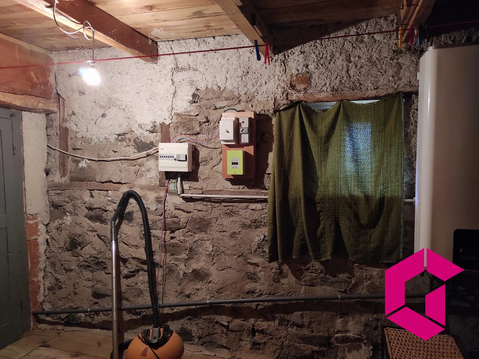 Ancienne ferme en pierres à rénover à Saint-Julien-du-Pinet - 60 m² 
