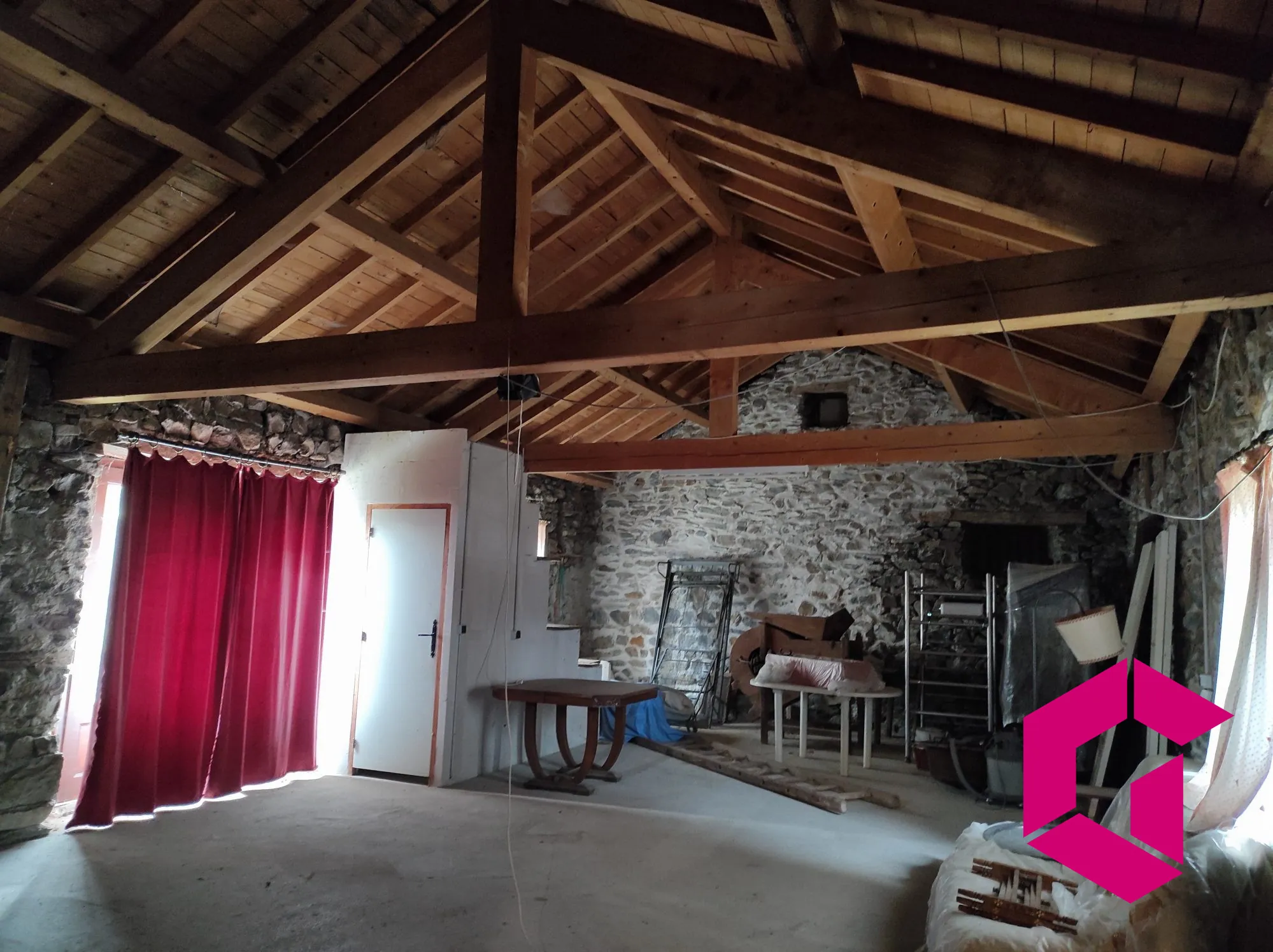 Ancienne ferme en pierres à rénover à Saint-Julien-du-Pinet - 60 m² 
