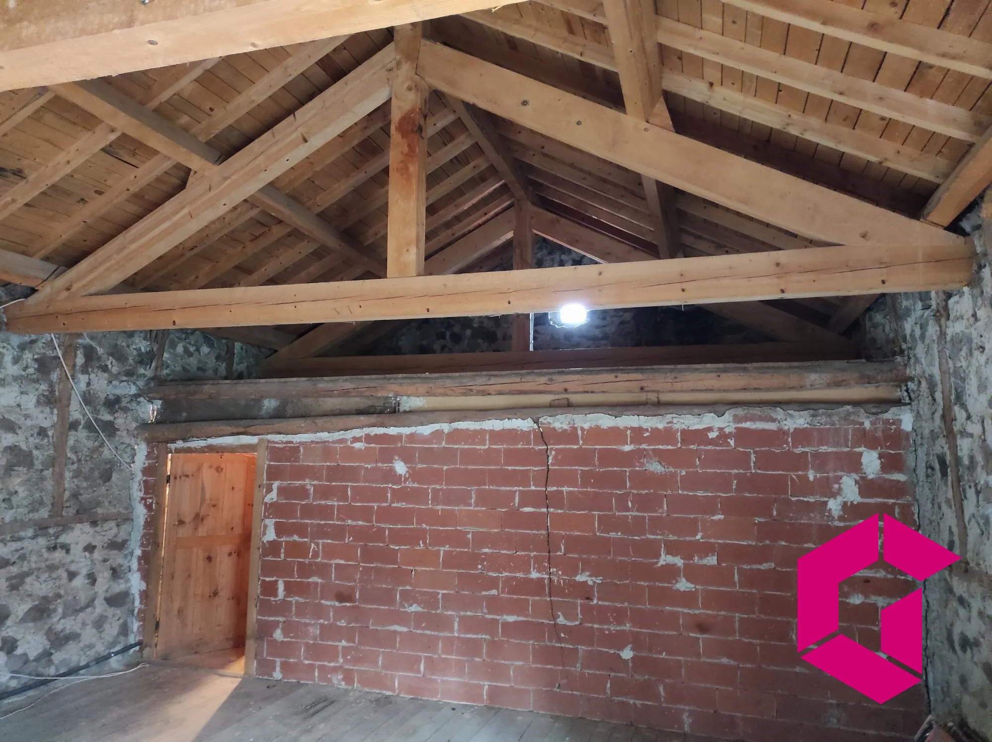 Ancienne ferme en pierres à rénover à Saint-Julien-du-Pinet - 60 m² 