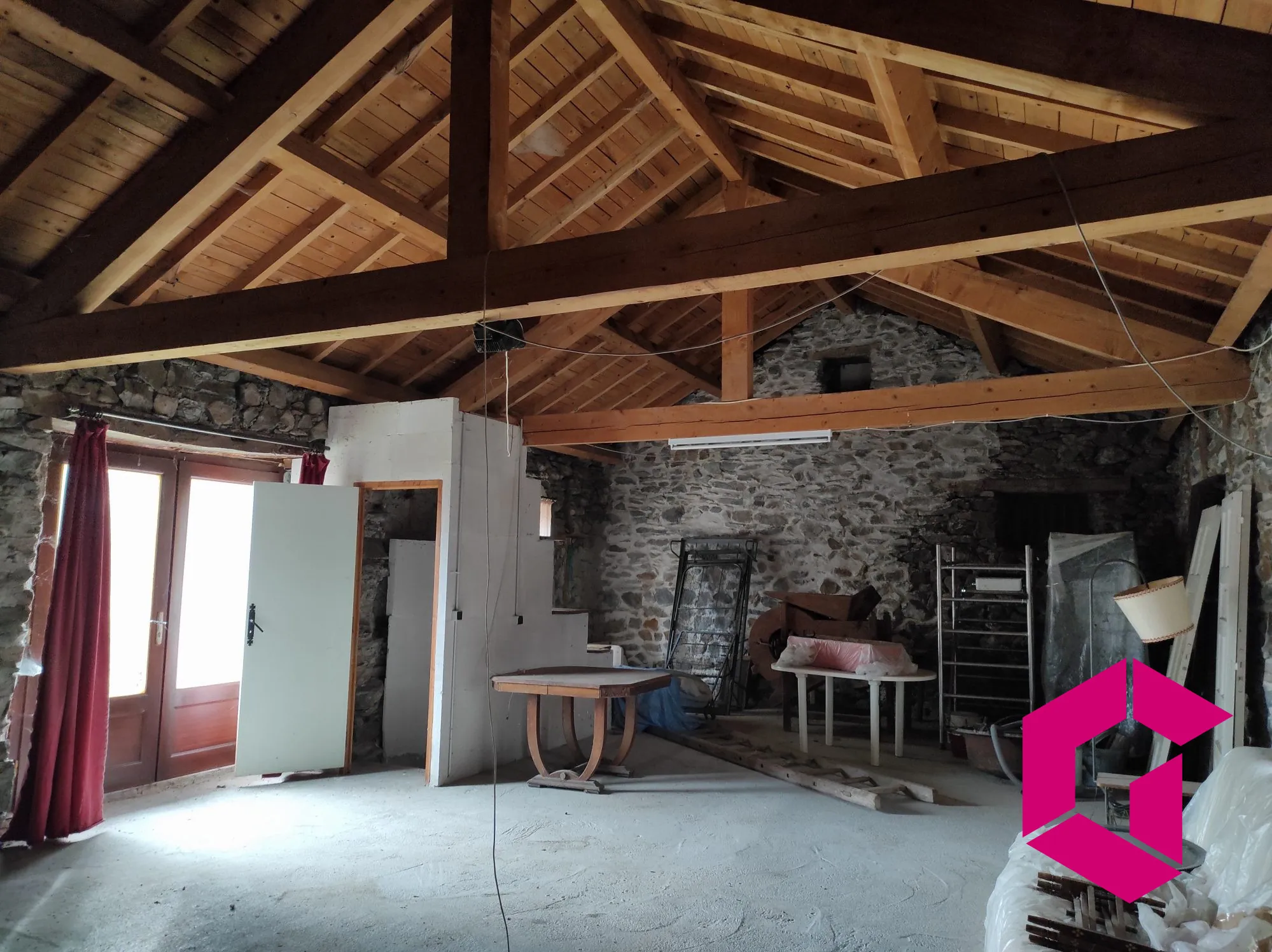 Ancienne ferme en pierres à rénover à Saint-Julien-du-Pinet - 60 m² 