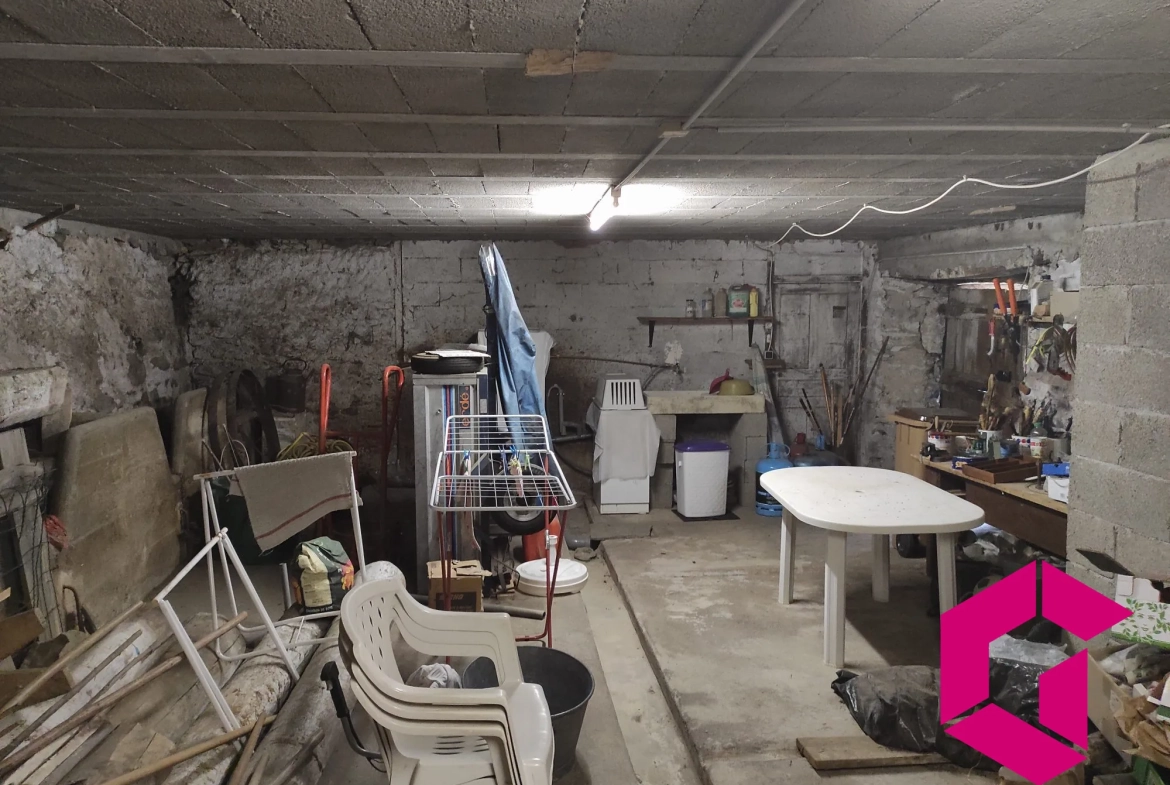 Ancienne ferme en pierres à rénover à Saint-Julien-du-Pinet - 60 m² 