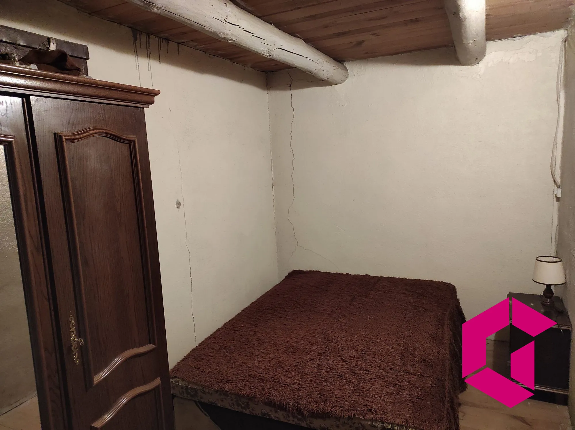 Ancienne ferme en pierres à rénover à Saint-Julien-du-Pinet - 60 m² 