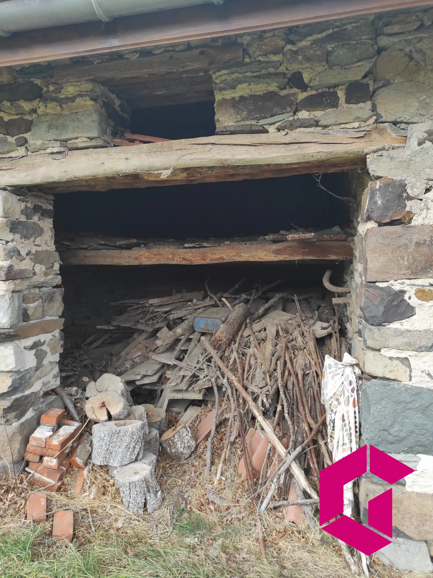 Ancienne ferme en pierres à rénover à Saint-Julien-du-Pinet - 60 m² 