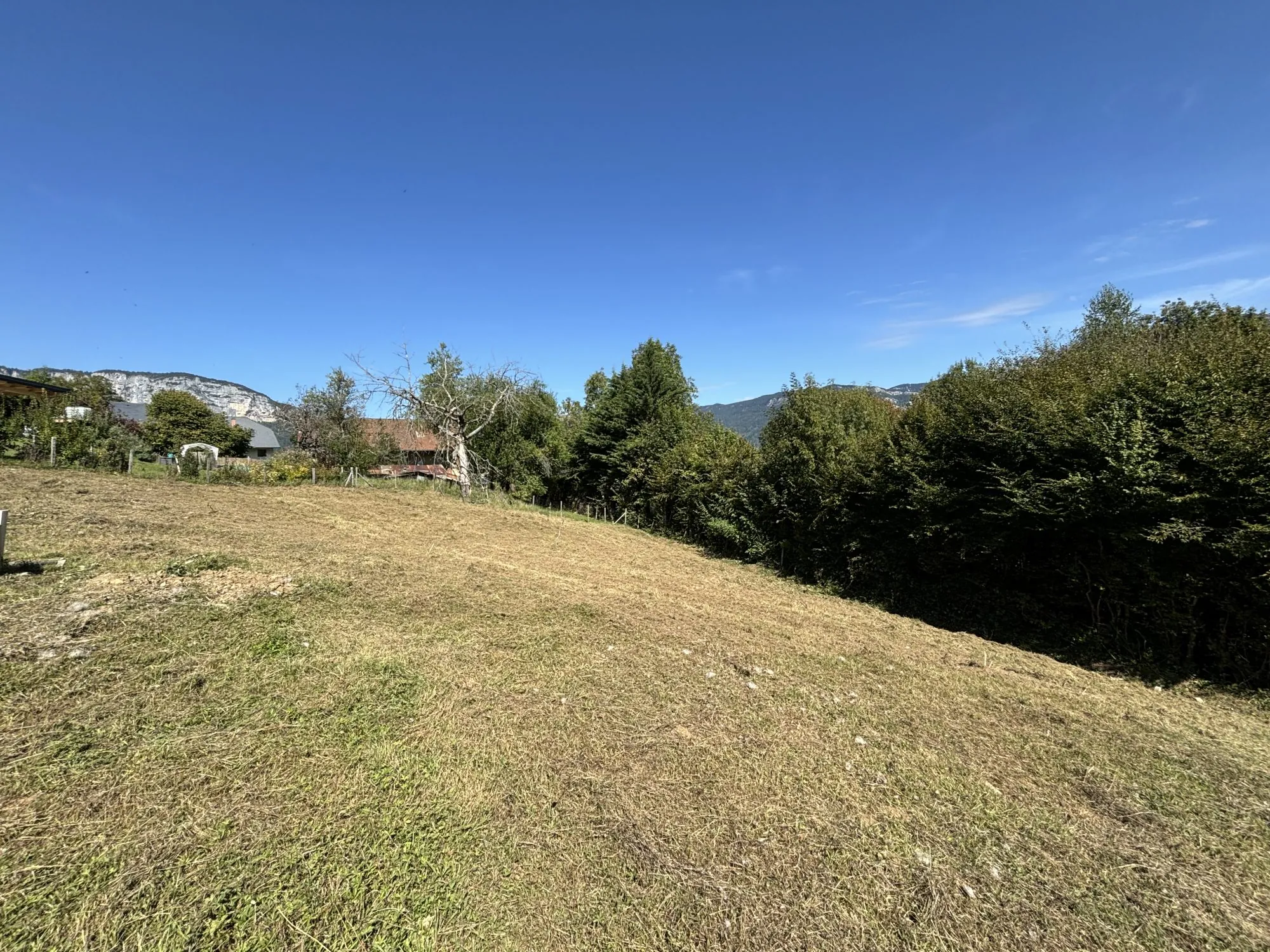 Terrain à vendre à Curienne - 753 m² dans lotissement calme idéal pour construire 