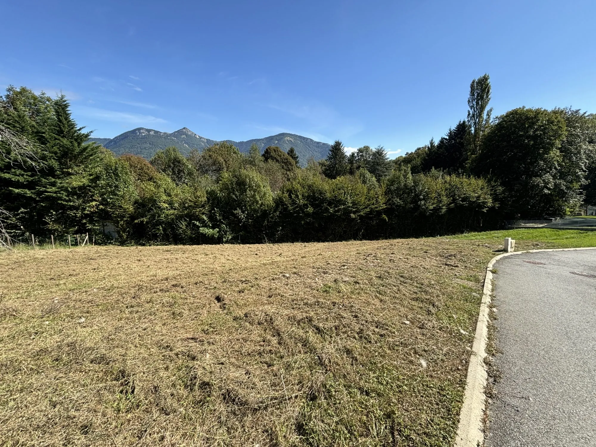 Terrain à vendre à Curienne - 753 m² dans lotissement calme idéal pour construire 