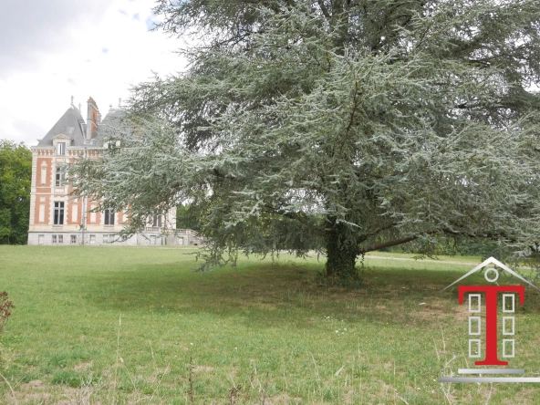 Plateau à aménager de 85 m² avec jardin et parking près de La Flèche