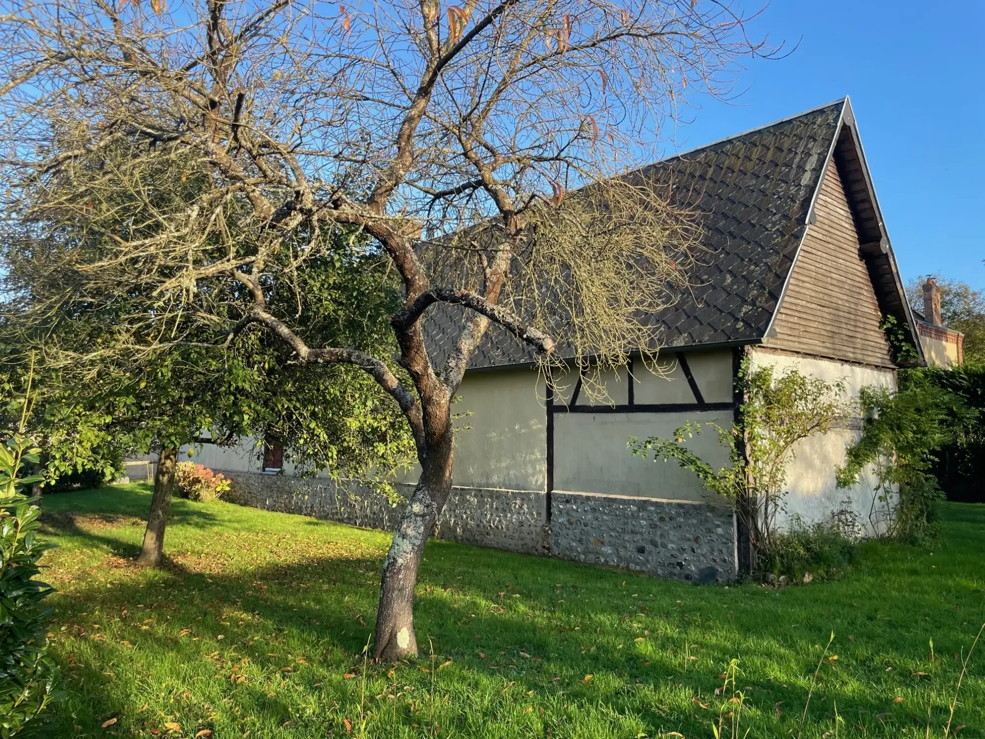 Maison à vendre à Bernay - Charmante maison normande avec dépendance 