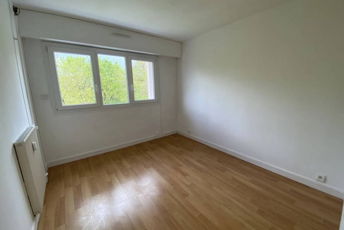 Appartement 2 pièces avec vue dégagée à Évry, proche gare RER D 