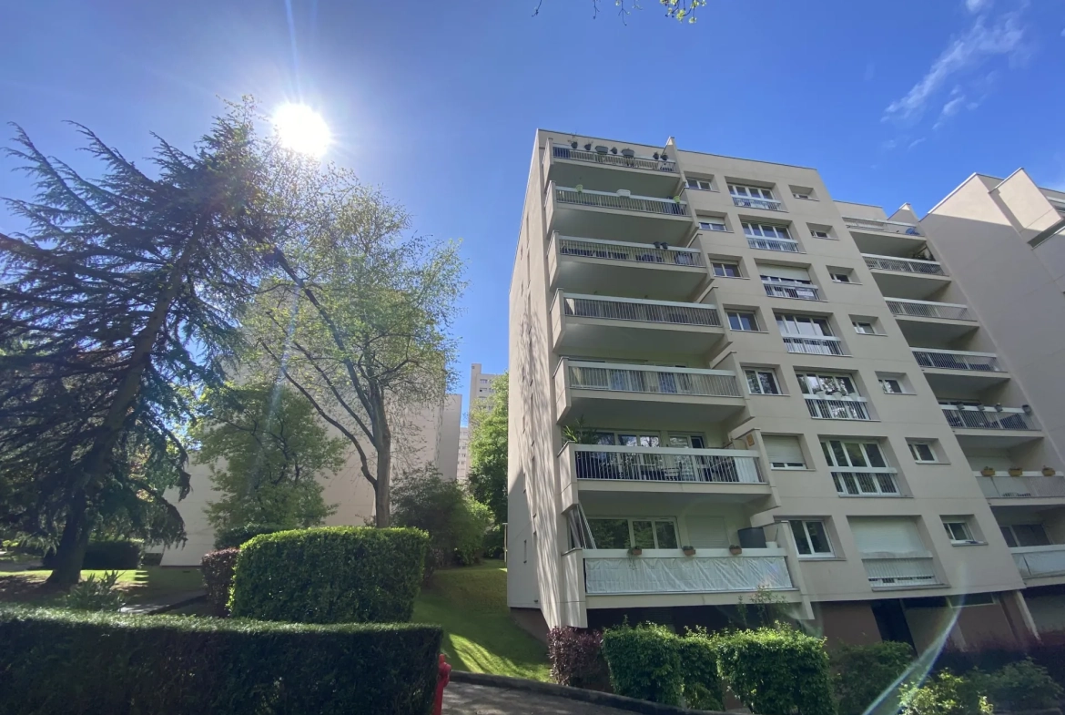 Appartement 2 pièces avec vue dégagée à Évry, proche gare RER D 