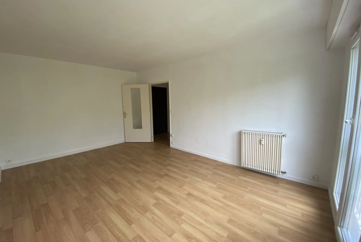 Appartement 2 pièces avec vue dégagée à Évry, proche gare RER D 
