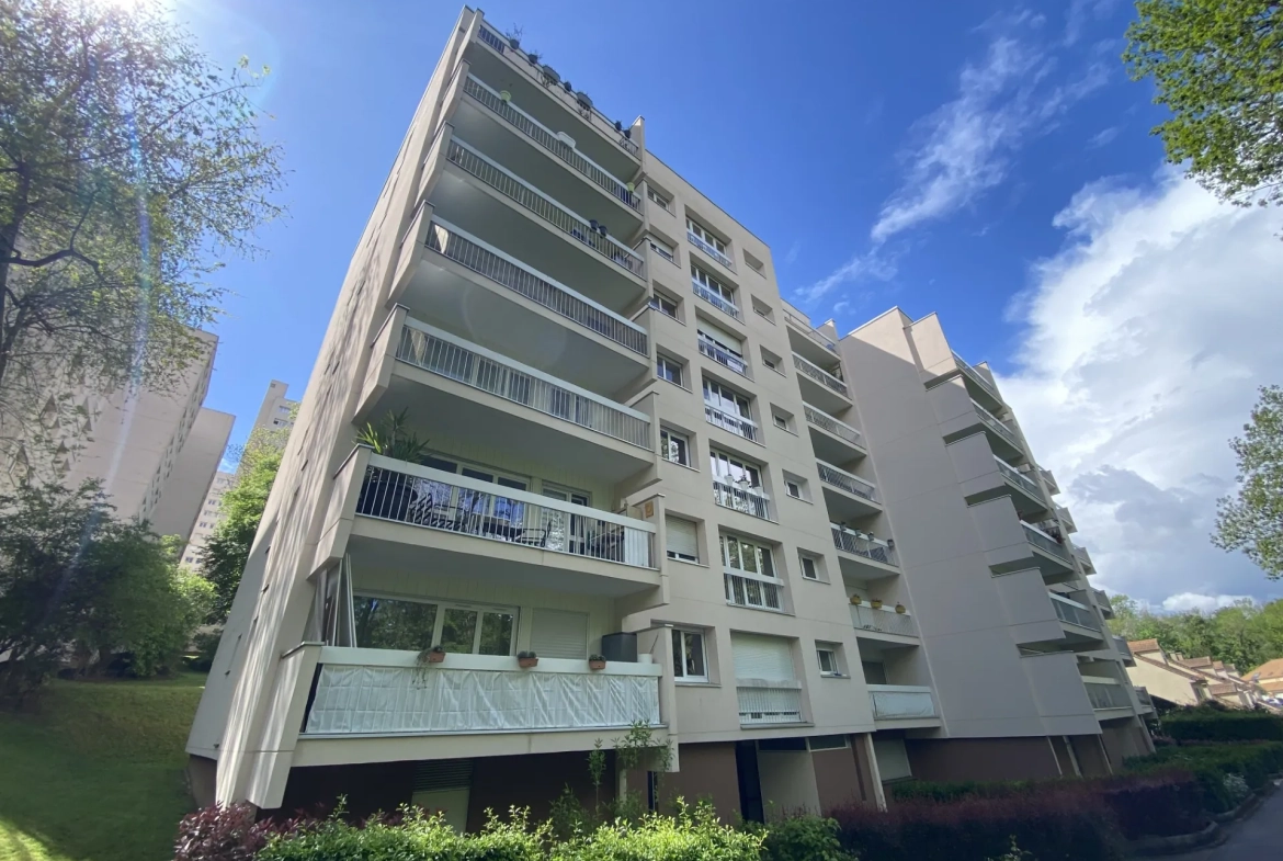Appartement 2 pièces avec vue dégagée à Évry, proche gare RER D 