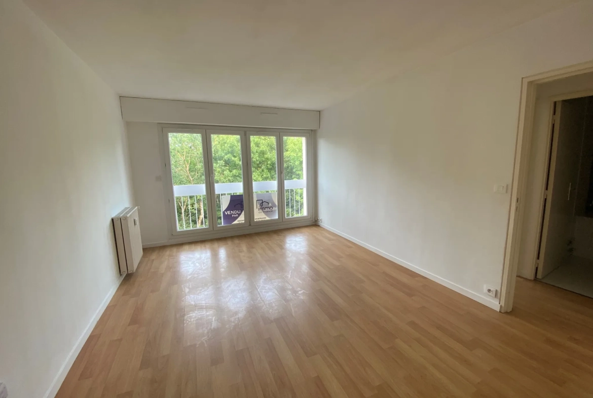 Appartement 2 pièces avec vue dégagée à Évry, proche gare RER D 
