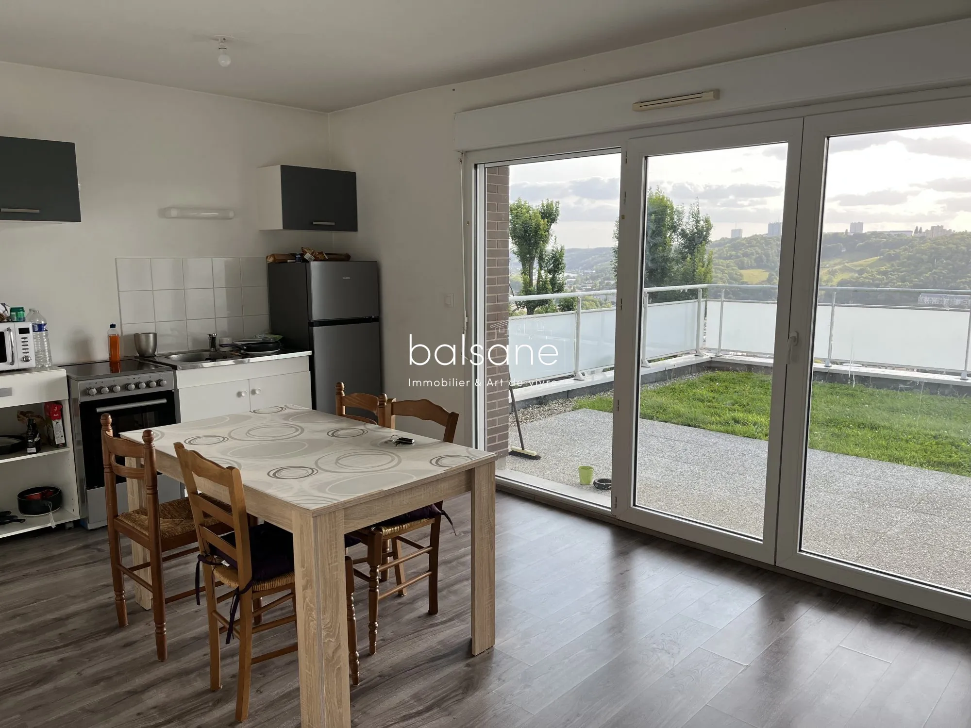Appartement T2 loué avec terrasse et double parking à Deville-lès-Rouen 