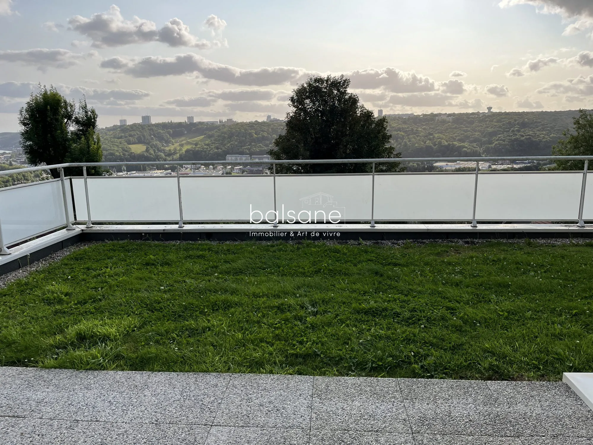Appartement T2 loué avec terrasse et double parking à Deville-lès-Rouen 