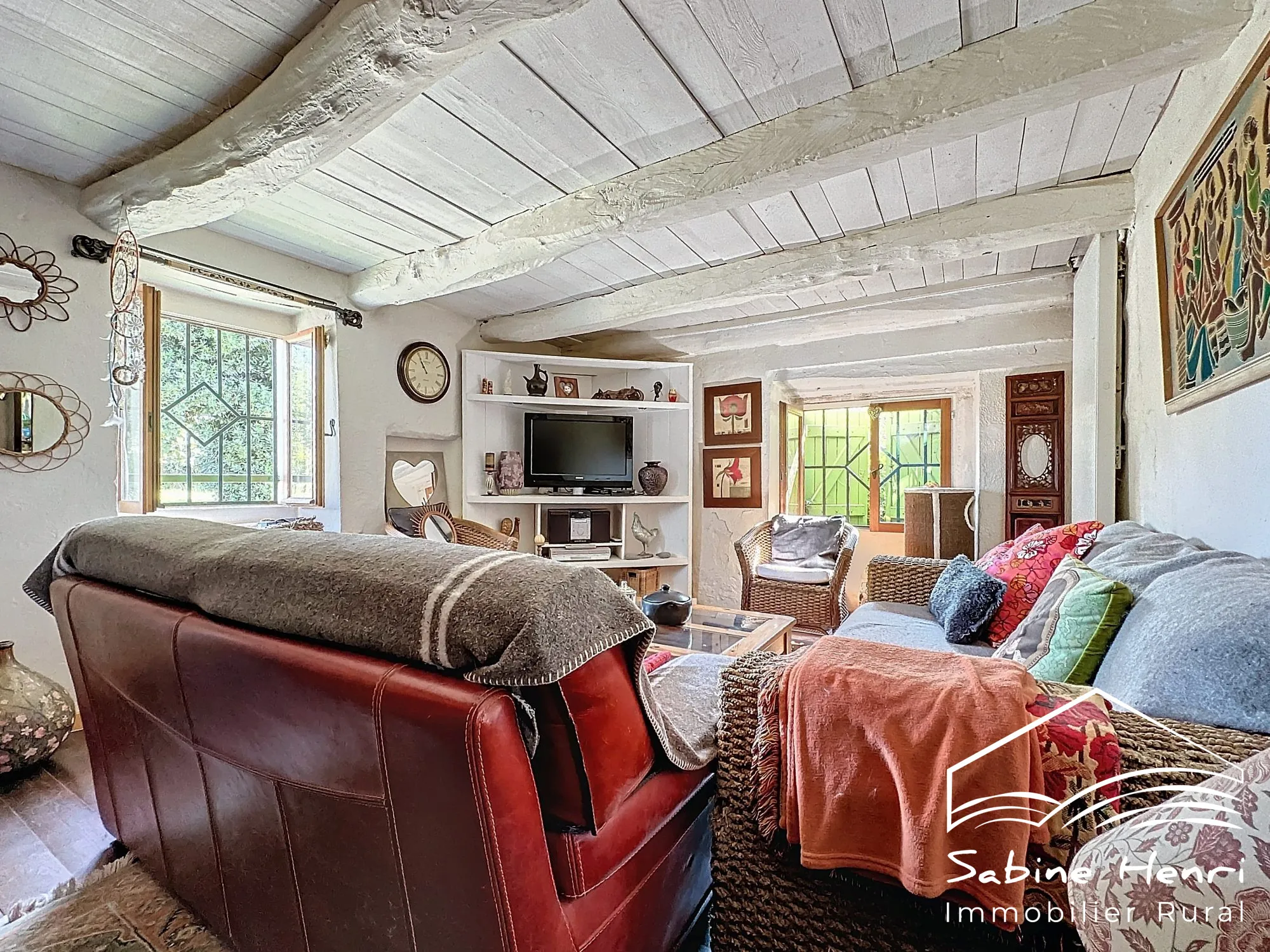 Belle maison de campagne à Séré­nac avec jardin, piscine et dépendance à rénover 