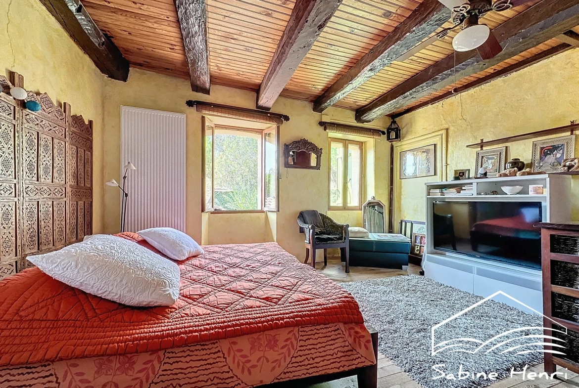 Belle maison de campagne à Séré­nac avec jardin, piscine et dépendance à rénover 