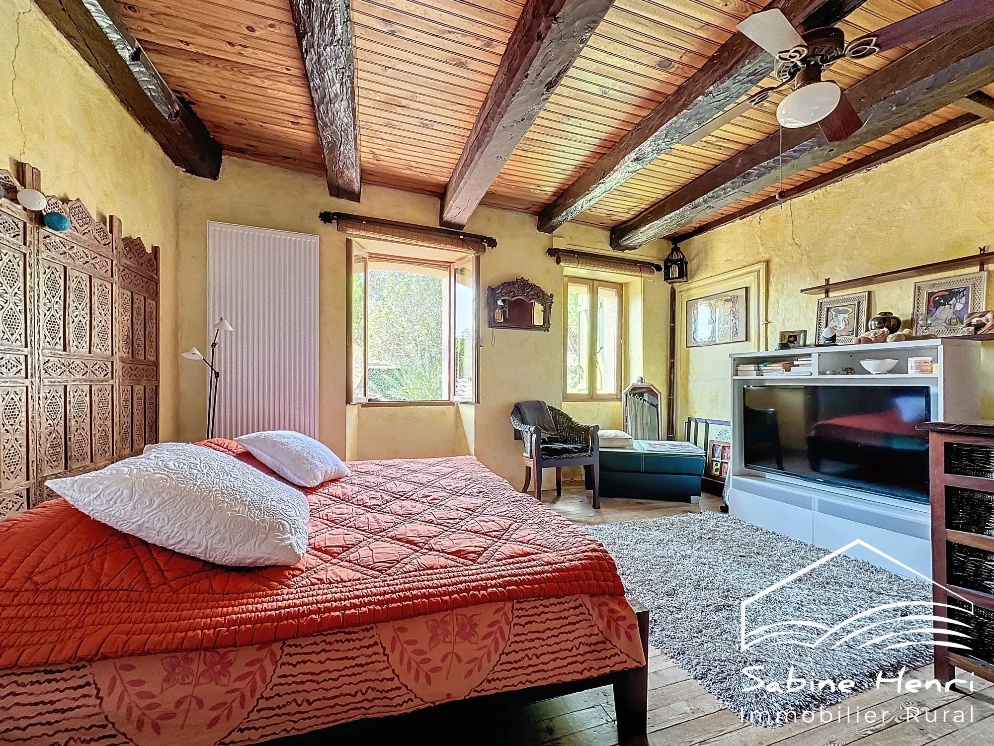 Belle maison de campagne à Séré­nac avec jardin, piscine et dépendance à rénover 