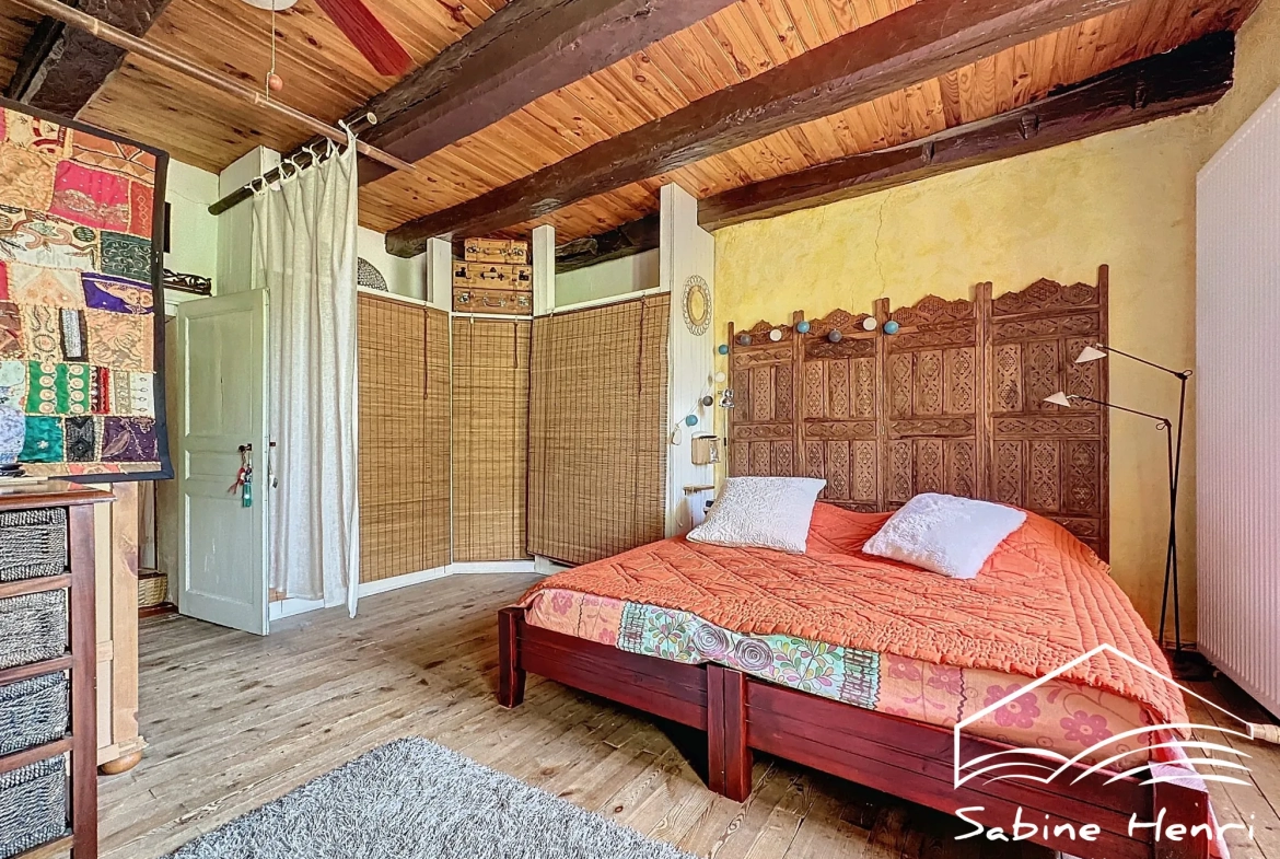 Belle maison de campagne à Séré­nac avec jardin, piscine et dépendance à rénover 