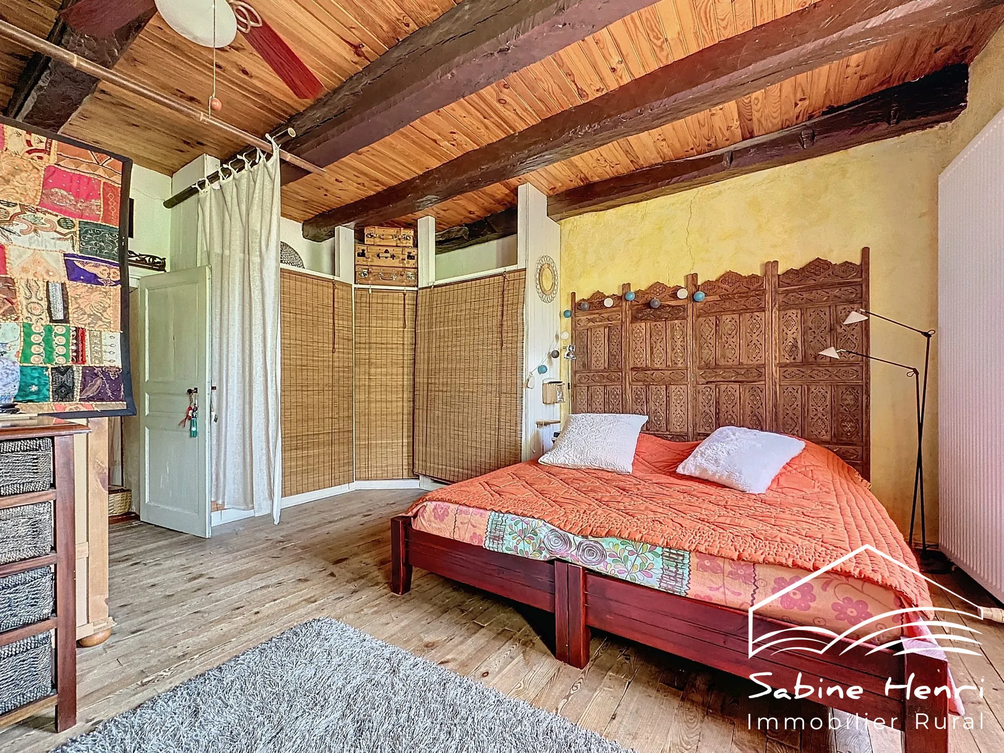 Belle maison de campagne à Séré­nac avec jardin, piscine et dépendance à rénover 