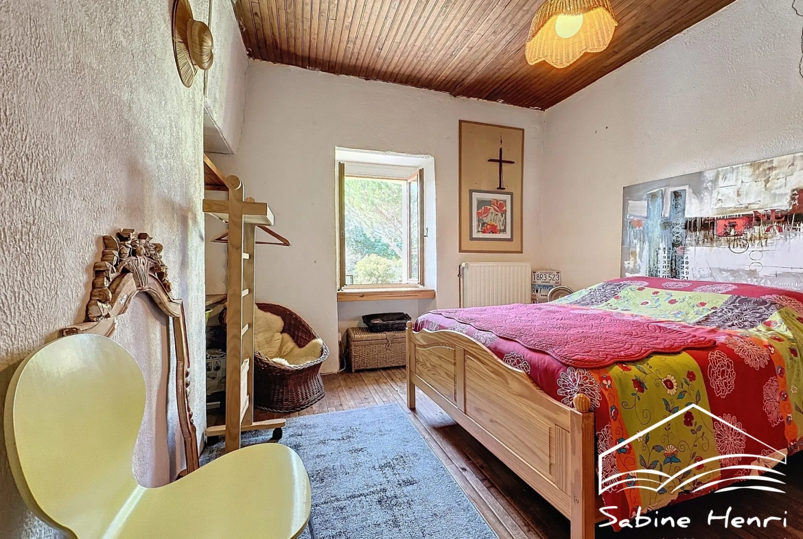 Belle maison de campagne à Séré­nac avec jardin, piscine et dépendance à rénover 