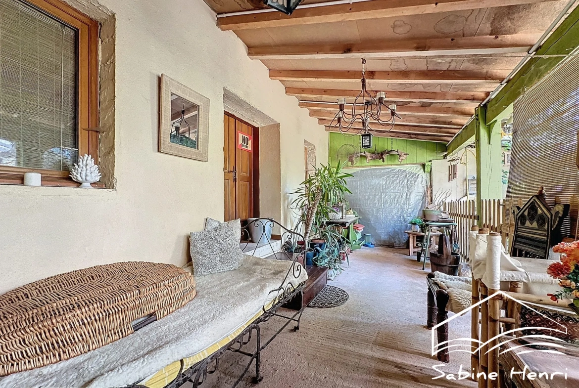 Belle maison de campagne à Séré­nac avec jardin, piscine et dépendance à rénover 