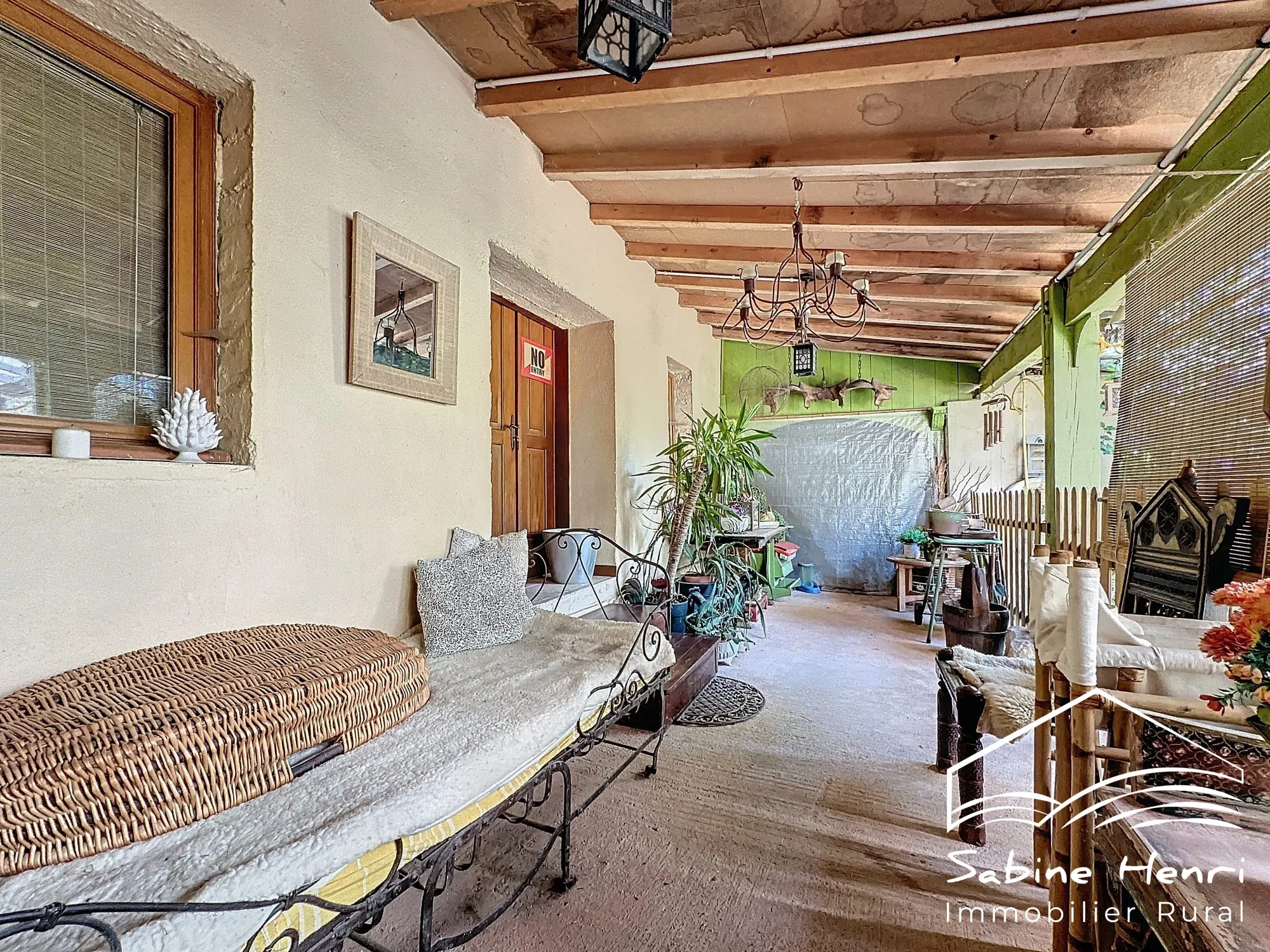 Belle maison de campagne à Séré­nac avec jardin, piscine et dépendance à rénover 