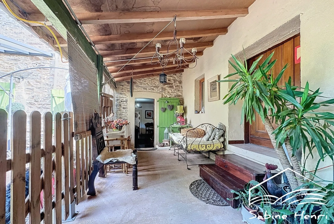 Belle maison de campagne à Séré­nac avec jardin, piscine et dépendance à rénover 