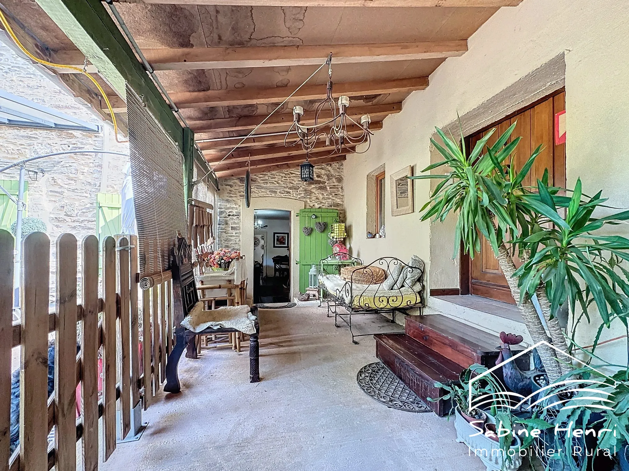 Belle maison de campagne à Séré­nac avec jardin, piscine et dépendance à rénover 